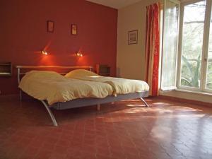 キャヴァレール・シュル・メールにあるSpacious Villa near Sea in Cavalaire sur Merの赤い壁のベッドルームのベッド1台