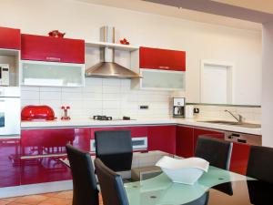 Kuchyň nebo kuchyňský kout v ubytování Luxury Beach Apartment