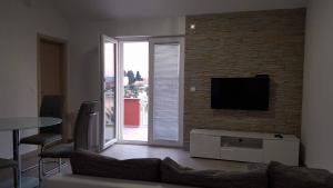 TV a/nebo společenská místnost v ubytování Apartments Roko Kolinda