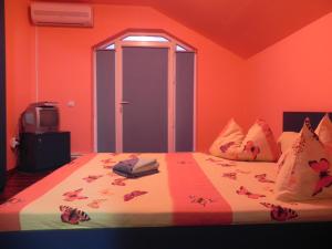 Ein Bett oder Betten in einem Zimmer der Unterkunft Pension Puiu