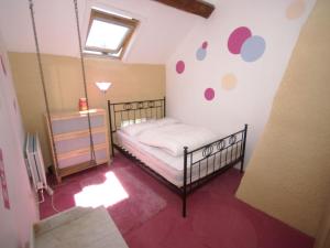 Dormitorio pequeño con cama en el ático en Holiday home with large garden, en Dun-les-Places