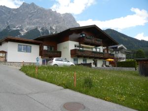 una casa con un coche aparcado delante de ella en Sonnblick, en Ehrwald