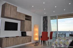 1 dormitorio con 1 cama y escritorio con TV en Studio Sea View Terrace, en Torremolinos