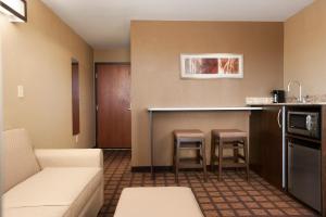 Kuchyň nebo kuchyňský kout v ubytování Microtel Inn & Suites by Wyndham Kenedy Karnes City