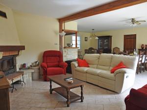 sala de estar con sofá y chimenea en Traditional villa with pool en Estang