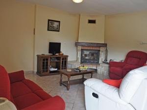 sala de estar con muebles de color rojo y chimenea en Traditional villa with pool en Estang