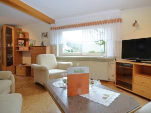 uma sala de estar com uma mesa com uma caixa em Holiday home in Ramsbeck with garden em Ramsbeck