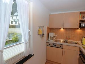 eine Küche mit einem Waschbecken und einem Fenster in der Unterkunft Holiday home in Ramsbeck with garden in Ramsbeck