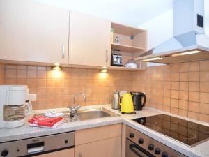 cocina con fregadero y microondas en Holiday home in Ramsbeck with garden, en Ramsbeck