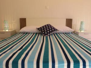 ein Bett mit zwei Kissen darüber in der Unterkunft Apartments Karaba in Pakoštane