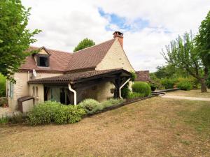 ein altes Haus mit einem Dach auf einem Hof in der Unterkunft Holiday home in the Lot with beautiful private swimming pool and fantastic view in Anglars-Nozac