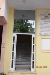 a door with stairs leading into a building at Casa Real in Poza Rica de Hidalgo