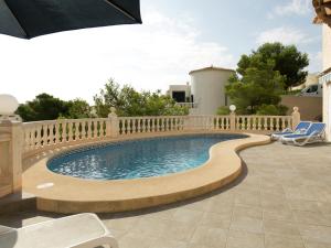 una piscina con una valla alrededor en Belvilla by OYO Magnolias, en Cumbre del Sol