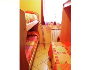 ロゾリーナ・マーレにあるBelvilla by OYO Solmare Bi Cinqueの二段ベッド2台、窓が備わる小さな客室です。