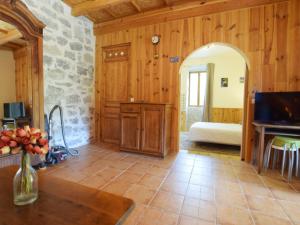 un ampio soggiorno con letto e TV di Vintage Holiday Home in Lanas with Swimming Pool a Lanas