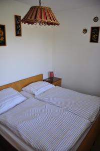 En eller flere senge i et værelse på Seebungalows Wedenig direkt am See