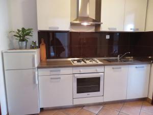 Kuchyň nebo kuchyňský kout v ubytování Apartments Karaba