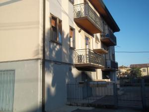 ein Gebäude mit Balkon auf der Seite in der Unterkunft Appartamento Gronda Lagunare in Tessera