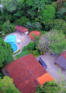 una vista aérea de un jardín con una mesa de picnic y un estanque en El Jardín de los Colibríes - Pereira, Risaralda, en Pereira