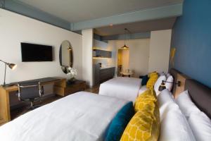Postel nebo postele na pokoji v ubytování TRYP by Wyndham San Luis Potosi Hotel & Suites