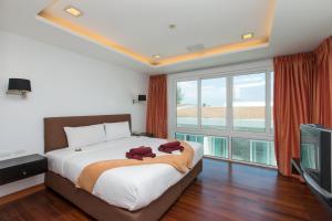 Postel nebo postele na pokoji v ubytování The Palms, Kamala Beach - SHA Extra Plus