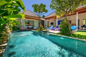 einen Pool im Hinterhof einer Villa in der Unterkunft Villa Ley Seminyak by Best Deals Asia Hospitality in Seminyak