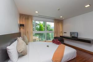 Postel nebo postele na pokoji v ubytování The Palms, Kamala Beach - SHA Extra Plus
