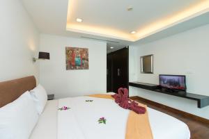 TV a/nebo společenská místnost v ubytování The Palms, Kamala Beach - SHA Extra Plus