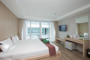 เตียงในห้องที่ The Palms, Kamala Beach - SHA Extra Plus