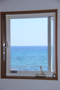 a window with a view of the ocean at PavilionSurf&Lodge in Shishikui