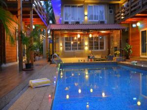 ein Schwimmbad in der Mitte eines Gebäudes in der Unterkunft Orabella Villas & Suites in Calangute