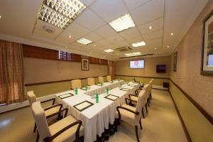 Ein Restaurant oder anderes Speiselokal in der Unterkunft Kigali Serena Hotel 