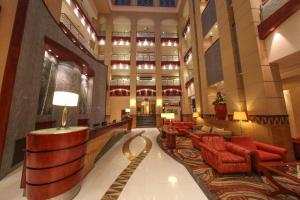 Ein Sitzbereich in der Unterkunft Kigali Serena Hotel