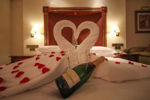 Ein Bett oder Betten in einem Zimmer der Unterkunft Kigali Serena Hotel