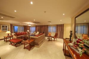 Ein Sitzbereich in der Unterkunft Kigali Serena Hotel