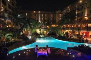 Der Swimmingpool an oder in der Nähe von Kigali Serena Hotel