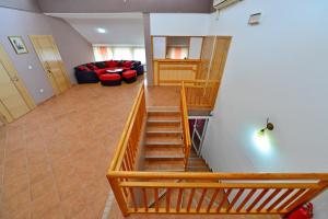 een woonkamer met een trap en een bank bij Plitvicka Vrela in Grabovac