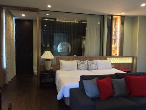 a bedroom with a large bed and a large window at iuDia Hotel in Phra Nakhon Si Ayutthaya