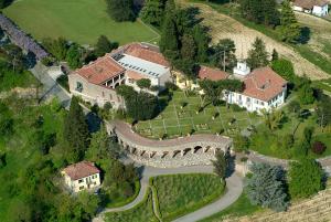 an aerial view of a mansion with a wall at Villa Ottolenghi Wedekind in Acqui Terme