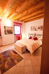 Casale Manzoni في فيرونا: غرفة نوم بسرير كبير وسقف خشبي