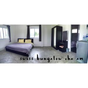 een slaapkamer met een bed en een wastafel in een kamer bij Swiss Bungalow Cha Am in Cha Am