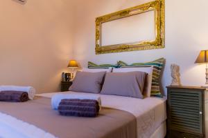 Posteľ alebo postele v izbe v ubytovaní Lindos SeaStar Apartment