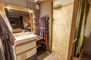 un baño con lavabo y ducha en LACabane Lodge Nature, en Saint-Vivien 26 fotos más