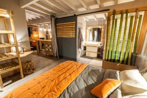 1 dormitorio con 1 cama grande y ventanas verdes en LACabane Lodge Nature, en Saint-Vivien