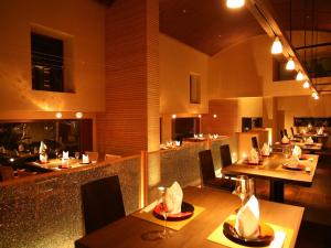 una sala da pranzo con tavoli e sedie in un ristorante di Amahara a Sumoto