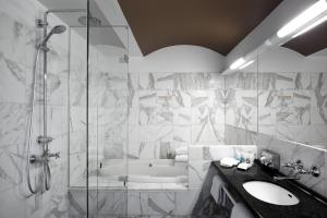 un bagno con doccia e lavandino di Phoenix Copenhagen a Copenaghen