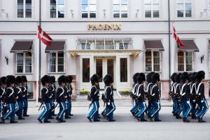 Un gruppo di donne che camminano davanti a un edificio di Phoenix Copenhagen a Copenaghen