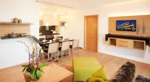 TV a/nebo společenská místnost v ubytování LEDERER Boutique Hotel