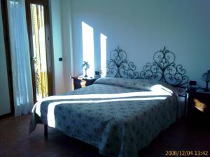 ein Schlafzimmer mit einem großen Bett mit einer weißen Decke in der Unterkunft Casa Vacanze Del Pescatore in Passignano sul Trasimeno + 12 Fotos