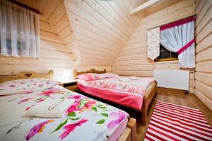 Katil atau katil-katil dalam bilik di Domki i Apartamenty Krupa Ciche